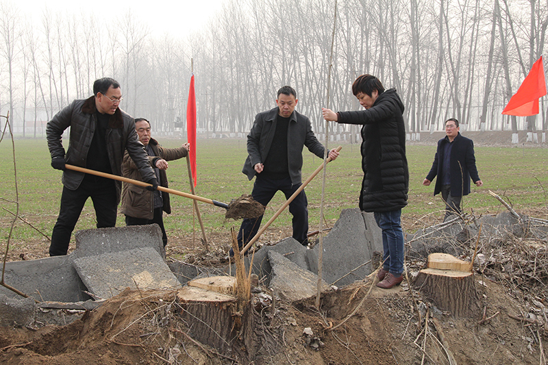 博農(nóng)集團(tuán)領(lǐng)導(dǎo)、基層黨政負(fù)責(zé)人等同志積極參加植樹活動